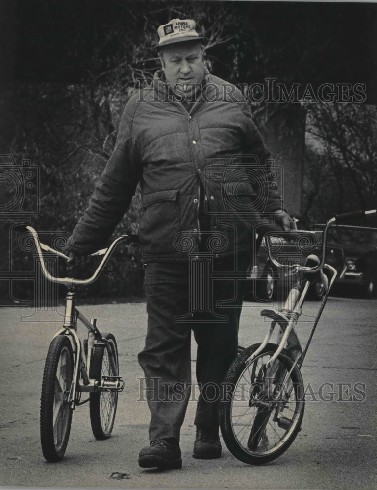 1985 Press Photo man pulls bikes at Country Store in Milwaukee - mjb42310 - Historic Images