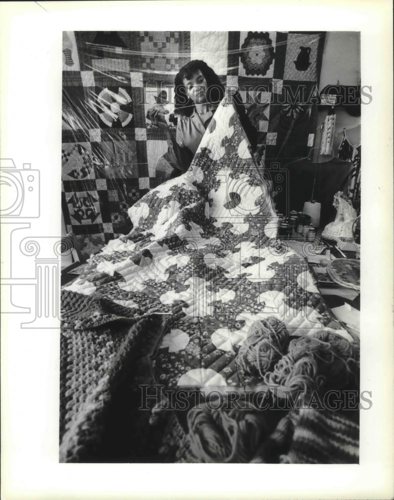 1983 Press Photo quilter Betty Whitten holds blanket at shop Hearthside Quilts - Historic Images