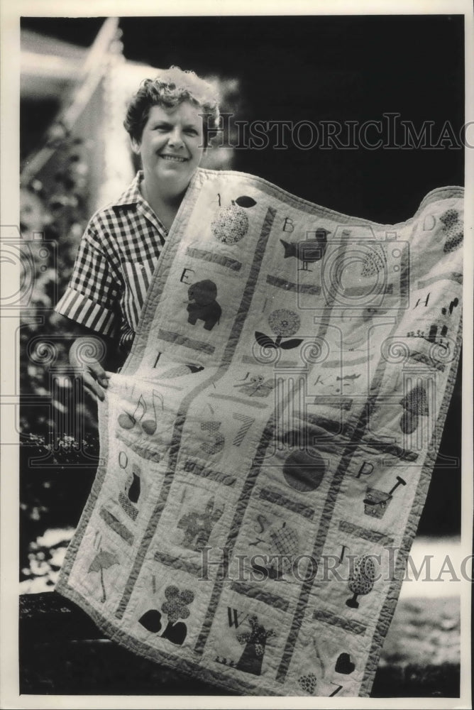 1991 Press Photo June Garner holds her finished quilt in Oconomowoc - mjb42328 - Historic Images