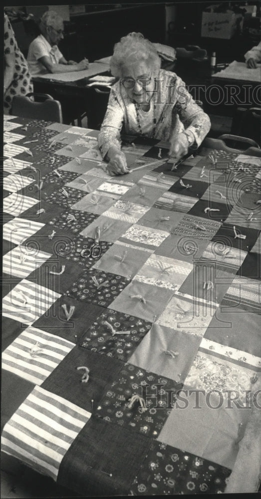 1992 Press Photo Katherine Howard of Milwaukee ties a knot on a patchwork quilt - Historic Images