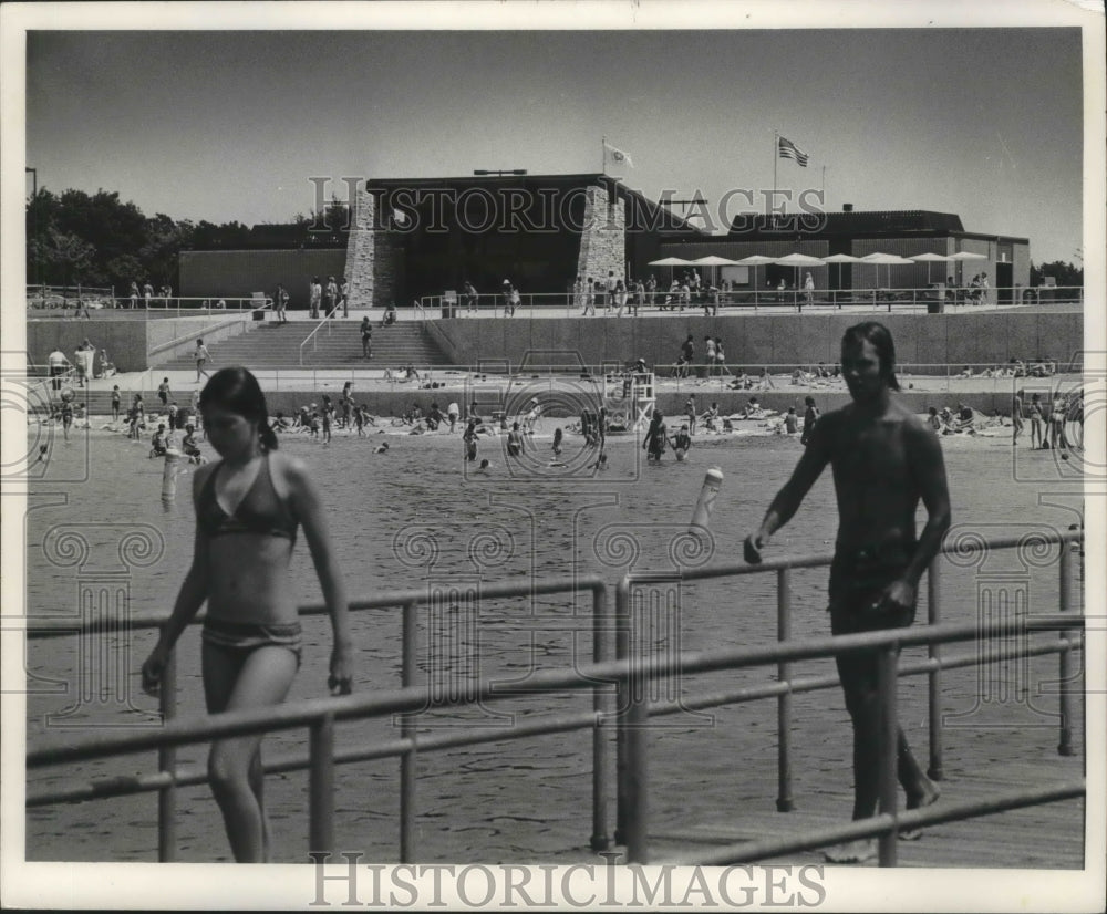 1976 Press Photo Swimmers enjoy quarry swimming hole, Quarry Park, Racine, WI - Historic Images