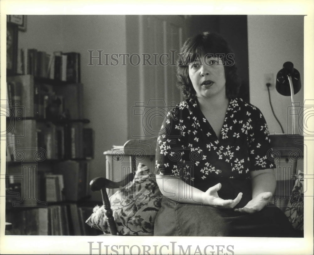 1981 Press Photo Cynthia Guthrie, professional storyteller, at Milwaukee home - Historic Images