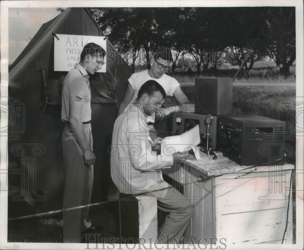 1957 Press Photo Radio amateurs held field tests at Freedom, Wisconsin-Historic Images
