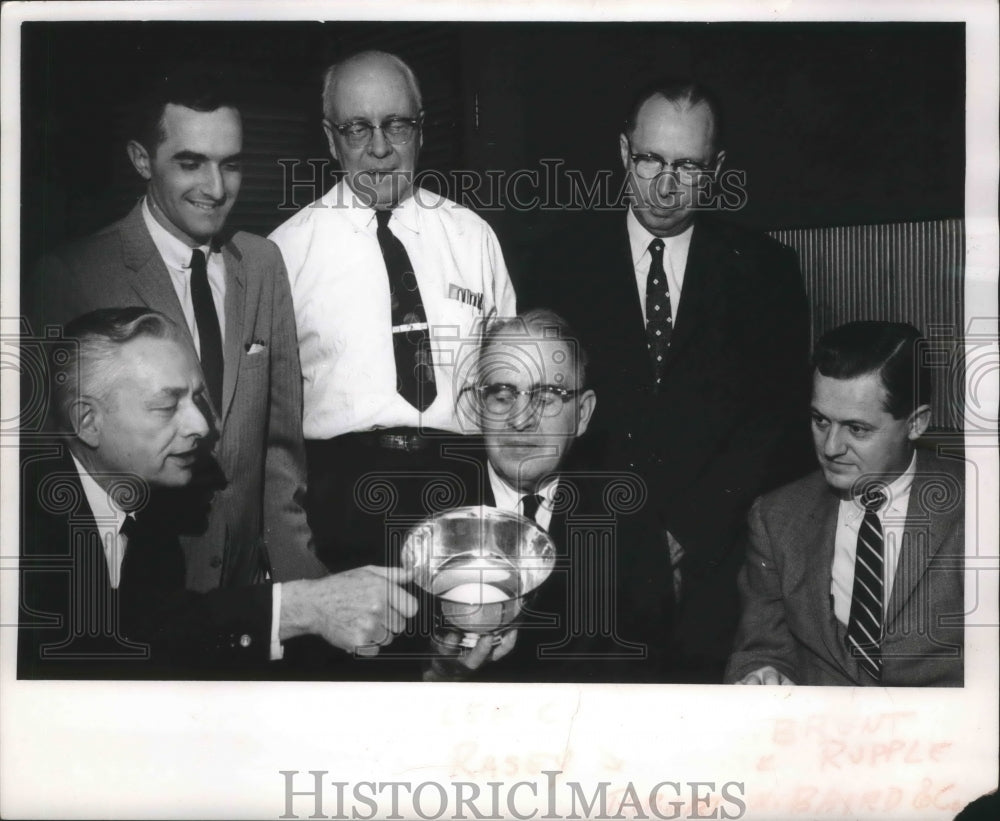 1985 Press Photo Businessmen gathered at trustee meeting - mjb42691 - Historic Images