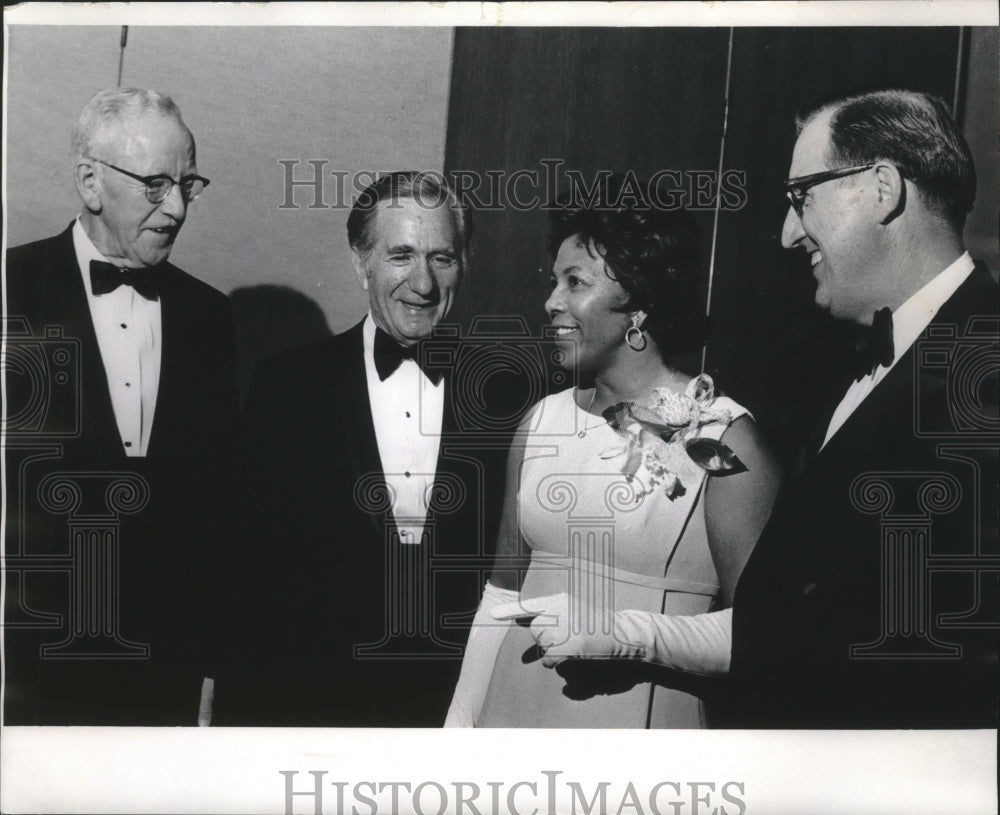 1971 Press Photo Milwaukee Civic Leaders and Business Executives meet - Historic Images