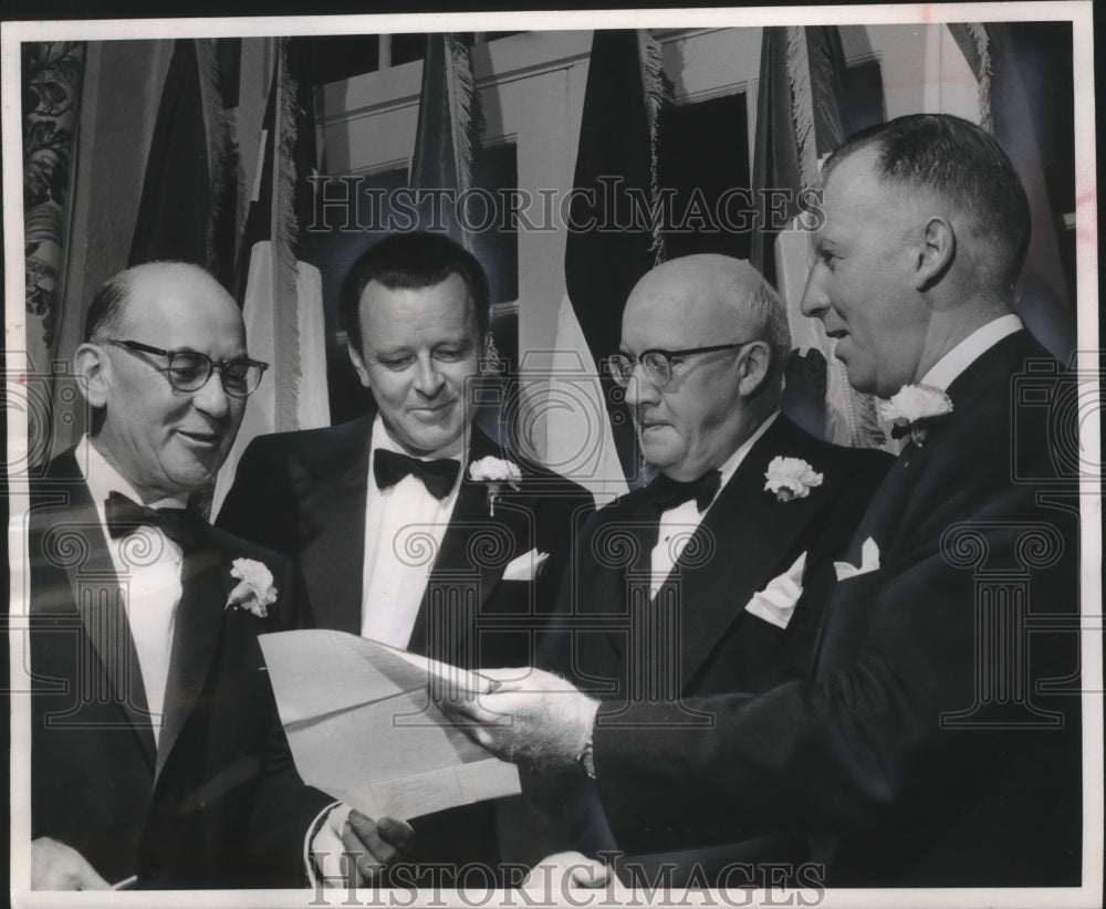 1958 Press Photo Milwaukee leaders and others, Blue Mound Country Club - Historic Images