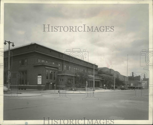 1951 Press Photo Milwaukee Auditorium exterior. - mjb42732 - Historic Images