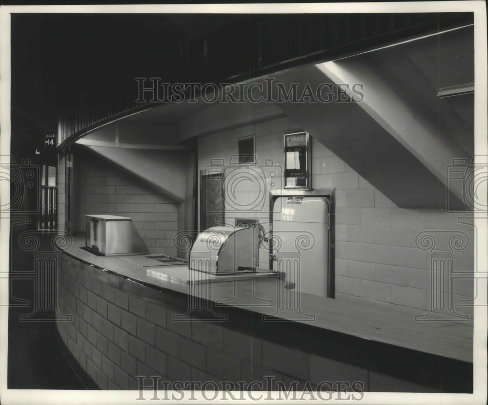 1950 Press Photo Concession area inside Milwaukee Auditorium Sports Arena - Historic Images
