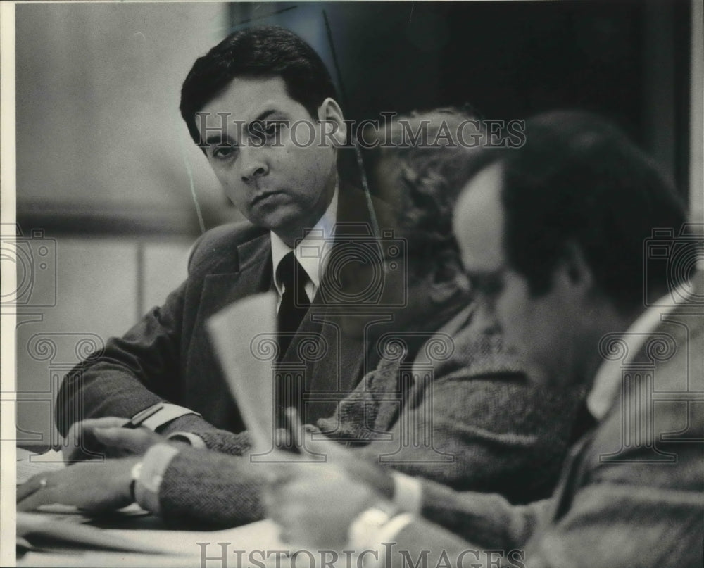 1983 Press Photo Policeman Allan Miller with his attorney at hearing, Milwaukee. - Historic Images