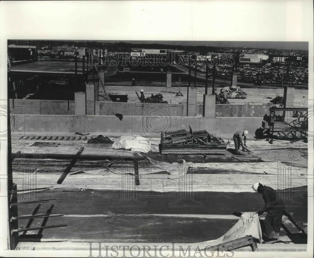 1978 Press Photo Construction of new parking structure at Mitchell Field airport - Historic Images