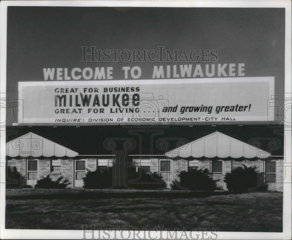 Press Photo Welcome to Milwaukee advertisement shown above a house - mjb42787 - Historic Images