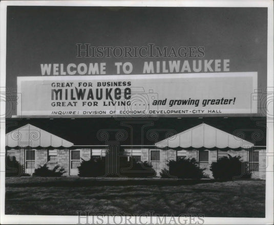 Press Photo Welcome to Milwaukee advertisement shown above a house - mjb42787 - Historic Images