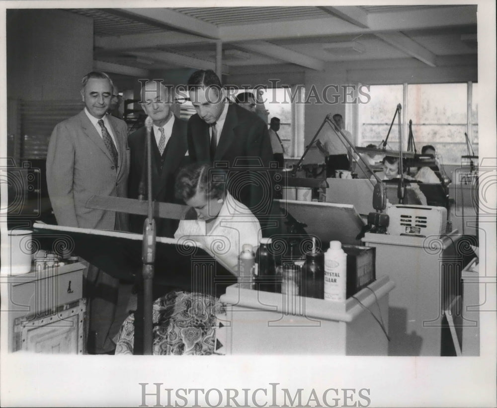 1958 Press Photo New design studio of Milprint subsidiary of Philip Morris. - Historic Images
