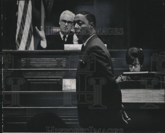 1968 Press Photo James W. Milsap before Circuit Court Judge William I. O'Neill - Historic Images