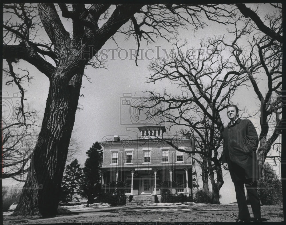 1975 Press Photo Majestic trees frame Milton College&#39;s Administration Building-Historic Images