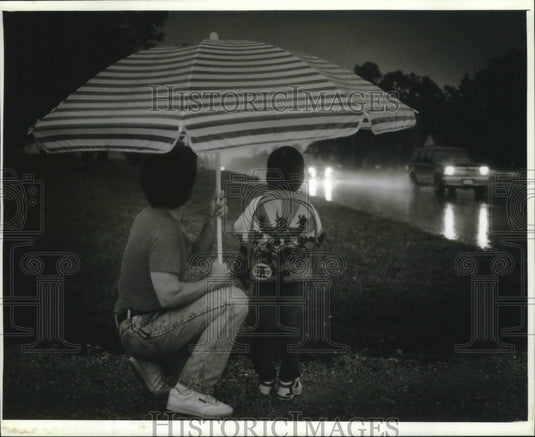 1993 Press Photo Waiting for school bus under a beach umbrella, Germantown - Historic Images