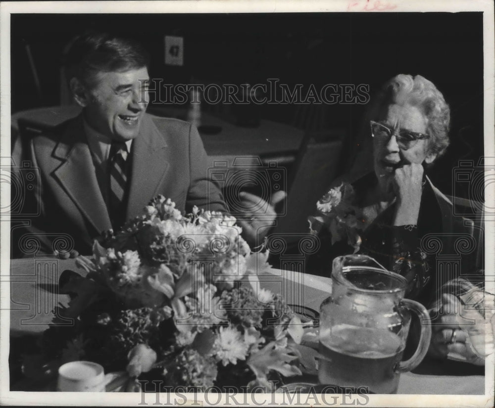 1975 Press Photo Mayor Henry Maier and mother at fund raiser, Pfister hotel. - Historic Images