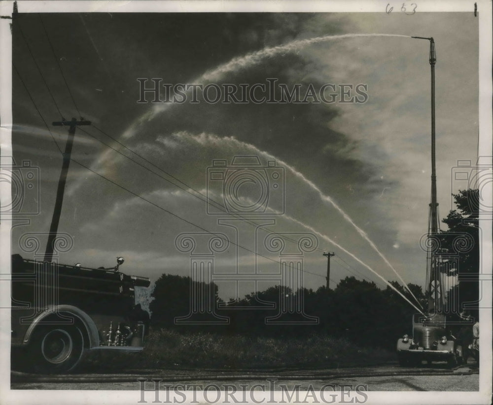 1950 Press Photo Tests for the Fire Departments new water tower, Milwaukee - Historic Images