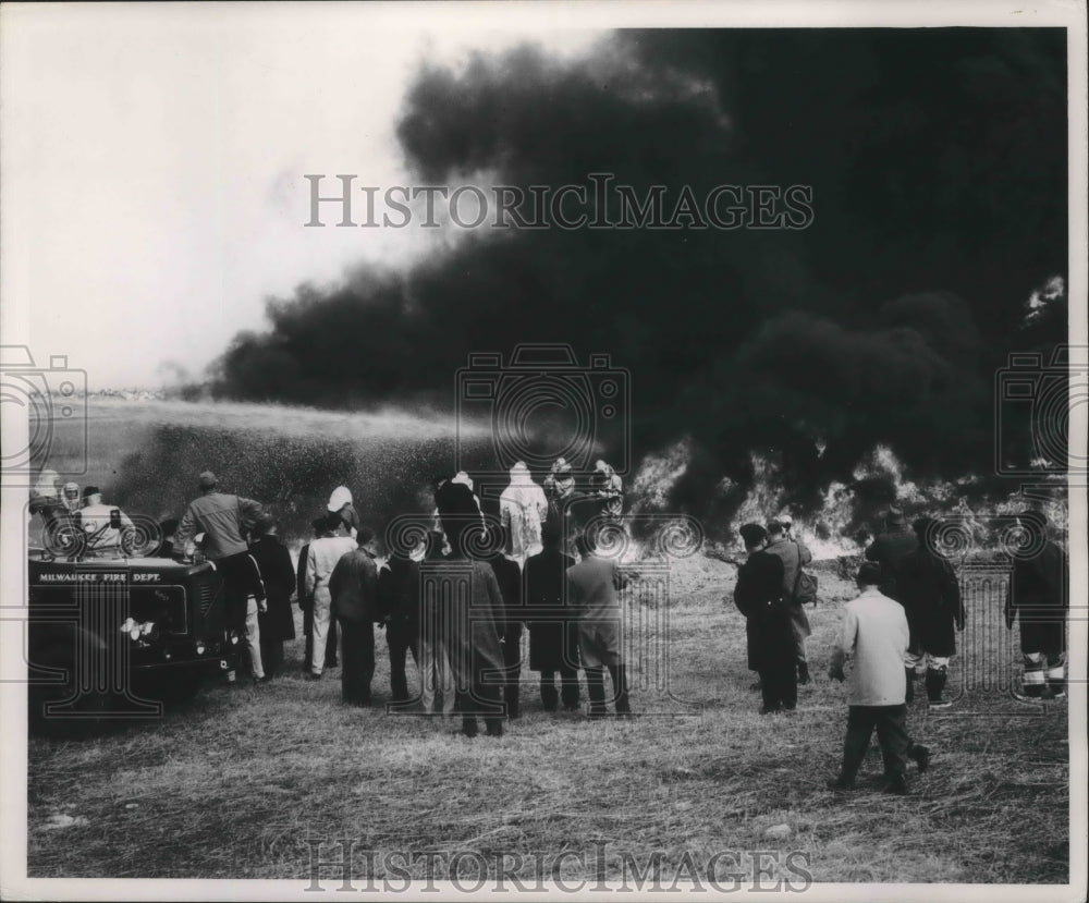 1951 Press Photo Milwaukee Fire department testing new equipment - Historic Images