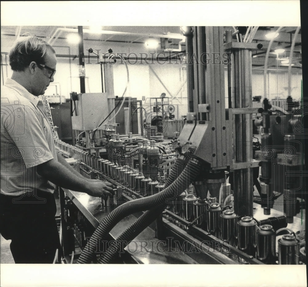 1986 Press Photo Steve Kraklow, an employee of Raabe Corporation monitors line. - Historic Images
