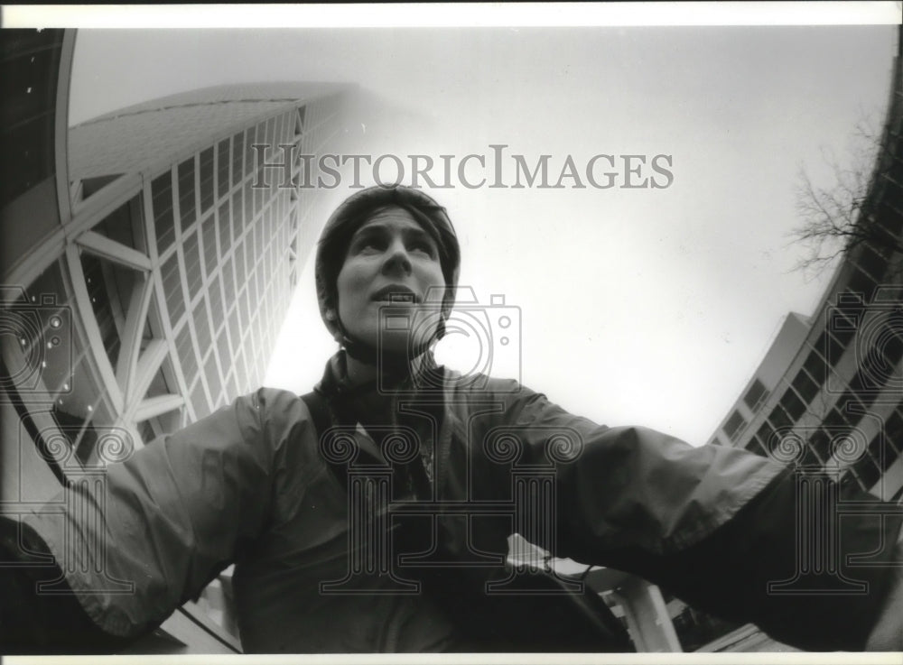 1995 Press Photo Beth Meyers at Quicksilver Express Courier makes her deliveries - Historic Images