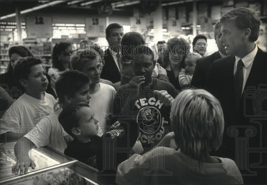 1991 VP Dan Quayle visits with children at Milwaukee bakery-Historic Images