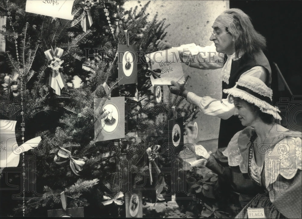 1987 Press Photo Robert &amp; Ellie Quint host tree lighting at Milwaukee Museum, WI - Historic Images