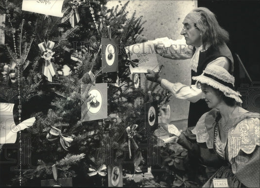 1987 Press Photo Robert & Ellie Quint host tree lighting at Milwaukee Museum, WI - Historic Images