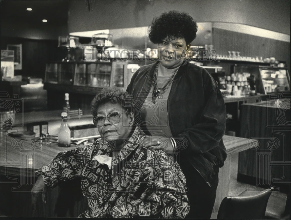 1992 Press Photo Annie Green, Iberia Lewis in Iberia&#39;s Kitchen - mjb43262 - Historic Images