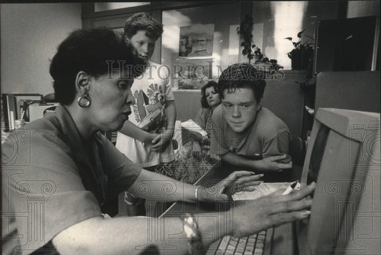 1988 Press Photo Jo Lawrence working on computer to place students, Milwaukee. - Historic Images