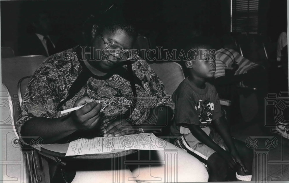 1989 Press Photo Registering for school at Milwaukee School Board Admin. Bldg. - Historic Images