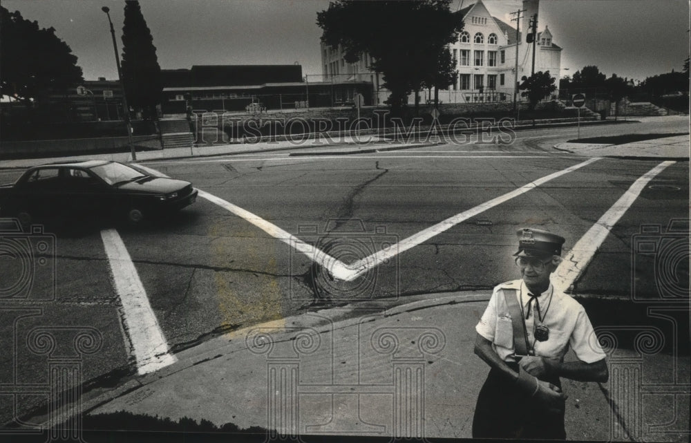 1990 Press Photo Ellen Fisher crossing guard, Maryland Avenue School, Milwaukee - Historic Images