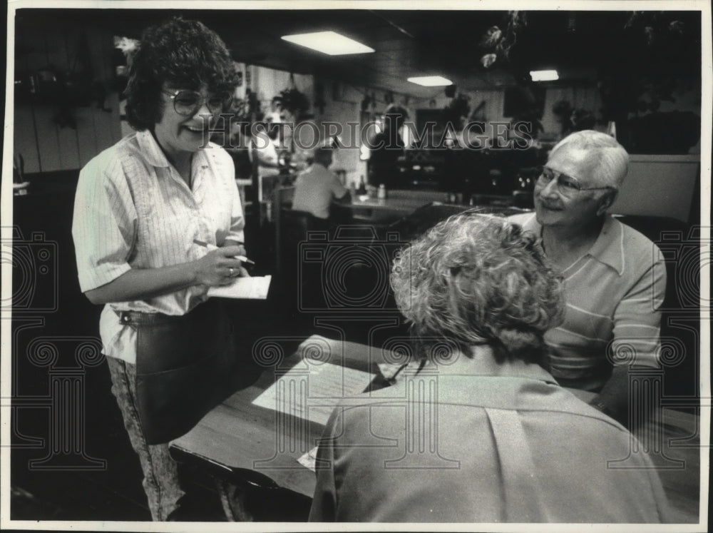 1989 Press Photo Diane Runge waiter at Cunninghams&#39;, West Allis - mjb43385 - Historic Images