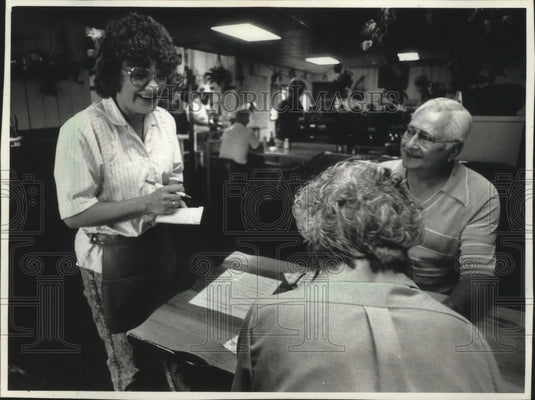 1989 Press Photo Diane Runge waiter at Cunninghams', West Allis - mjb43385 - Historic Images