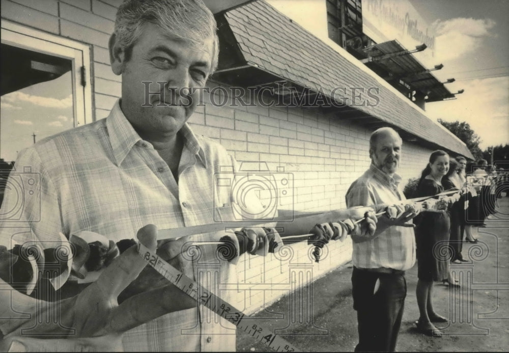 1984 Terry Hansen, and customers holding record shish kebab at Grill-Historic Images
