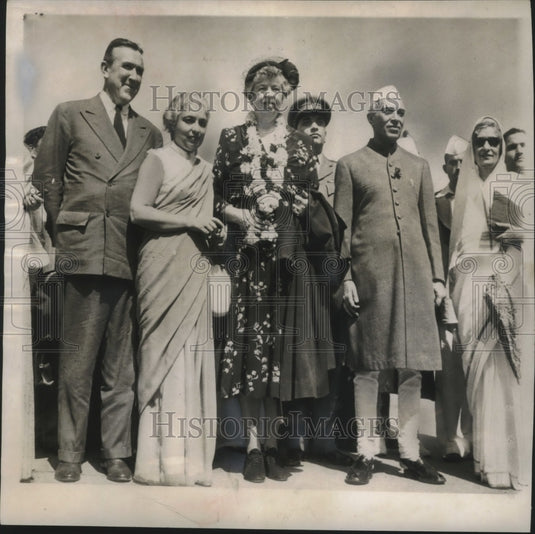 1952 Press Photo Greeting Mrs. Eleanor Roosevelt as she arrived in India-Historic Images