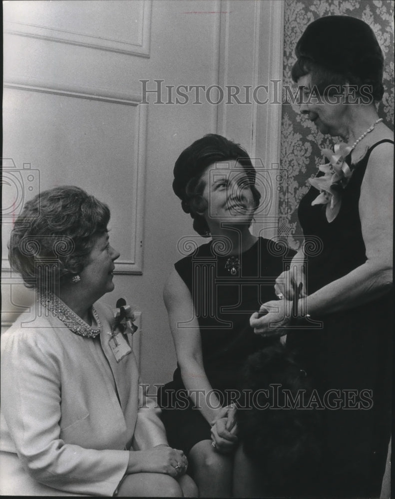 1970 Press Photo Wisconsin Mayor&#39;s wife, Mrs. Henry Maier, and her friends-Historic Images