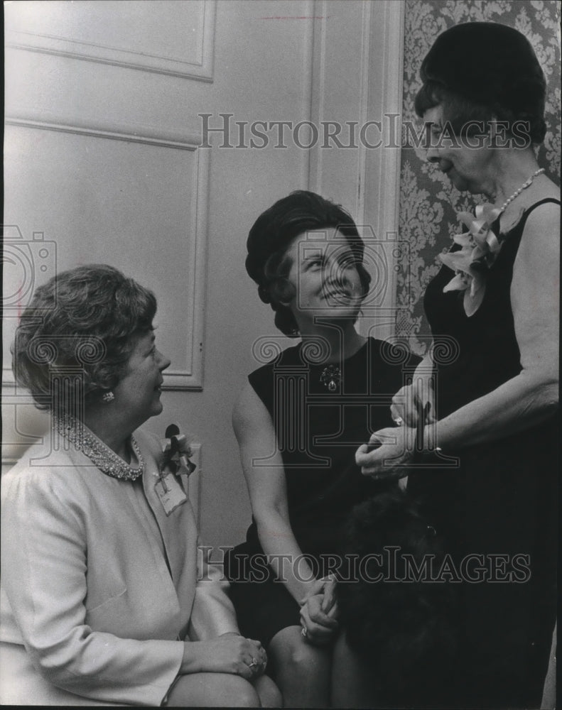 1970 Press Photo Wisconsin Mayor's wife, Mrs. Henry Maier, and her friends-Historic Images