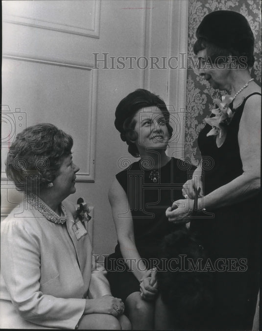 1970 Press Photo Wisconsin Mayor's wife, Mrs. Henry Maier, and her friends-Historic Images
