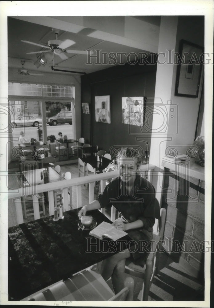 1994 Press Photo Jeanine Wallner Co-Owner of Lava Java in Milwaukee, Wisconsin - Historic Images