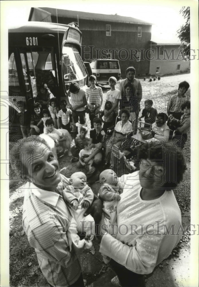 1985 Press Photo Bob and Kathie Migliaccio with family of 27, from Corry, Pa. - Historic Images