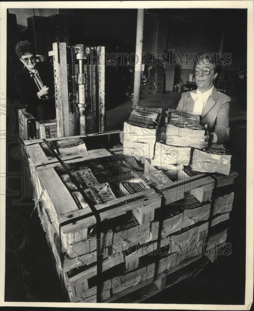 1986 Press Photo Beverly Cox and Mary Jo Mayer, Delivery Services, Milwaukee - Historic Images