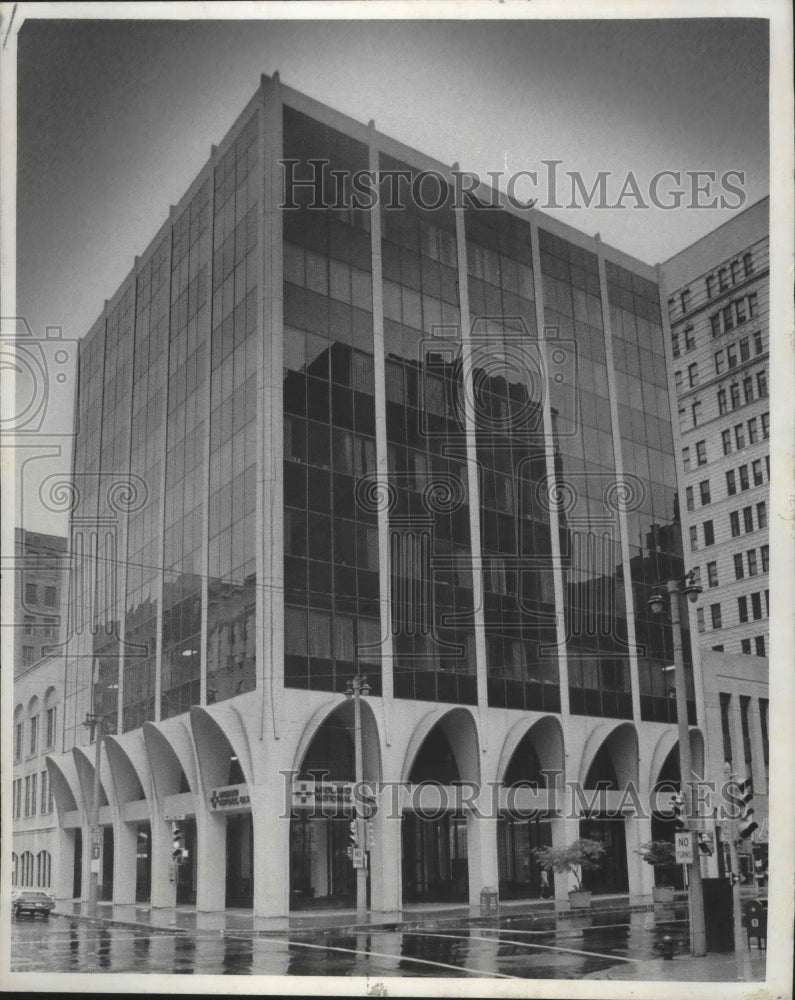 1975 Press Photo Midland National Bank in Milwaukee - mjb43819 - Historic Images