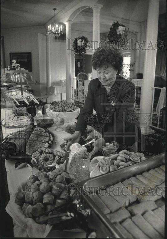 1993 Press Photo owner Virginia Somers at The Columns in Greenfield - mjb43843 - Historic Images