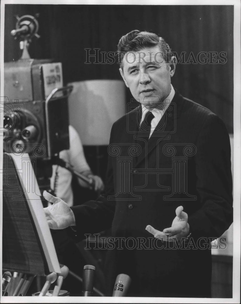 1969 Press Photo Henry Maier during a press conference, Milwaukee - mjb43900 - Historic Images