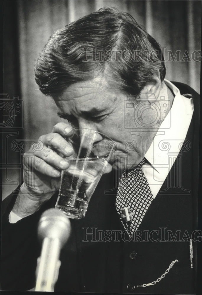 1980 Press Photo Henry W. Maier during a press conference, Fireman Strike - Historic Images