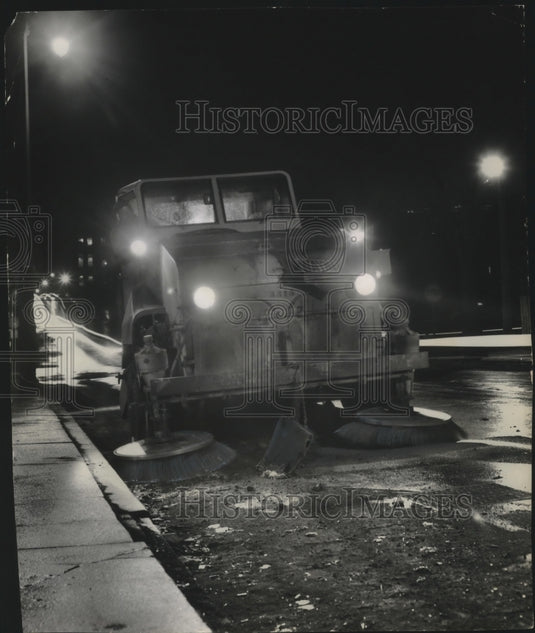 1953 Press Photo Erich Kasten, Jr. uses power broom to clean Milwaukee streets - Historic Images
