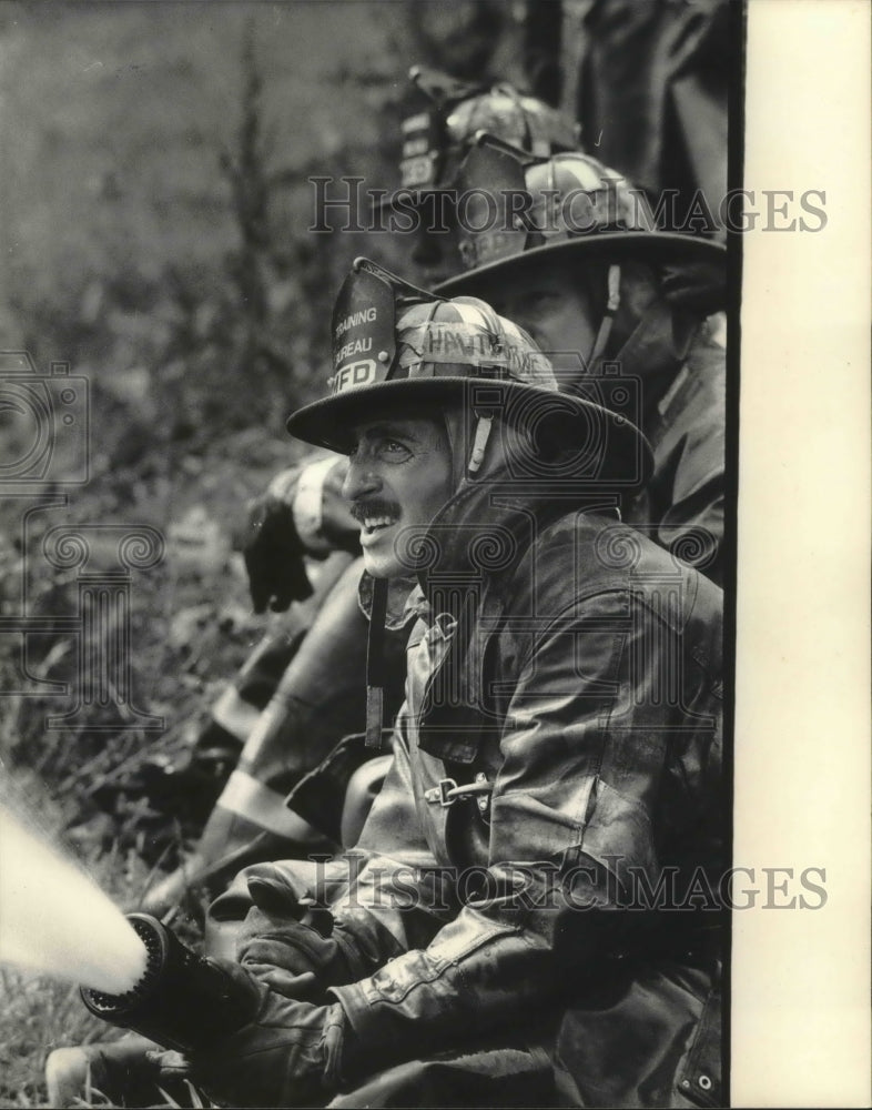 1985 Press Photo Milwaukee firemen training on a high-pressure fire hose - Historic Images