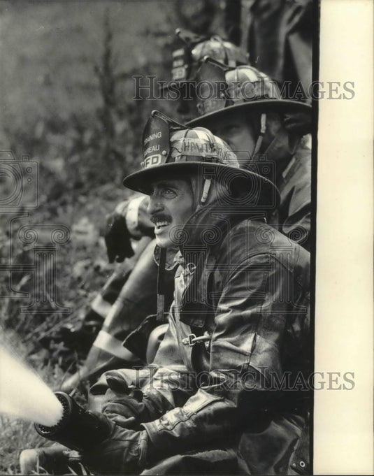 1985 Press Photo Milwaukee firemen training on a high-pressure fire hose - Historic Images