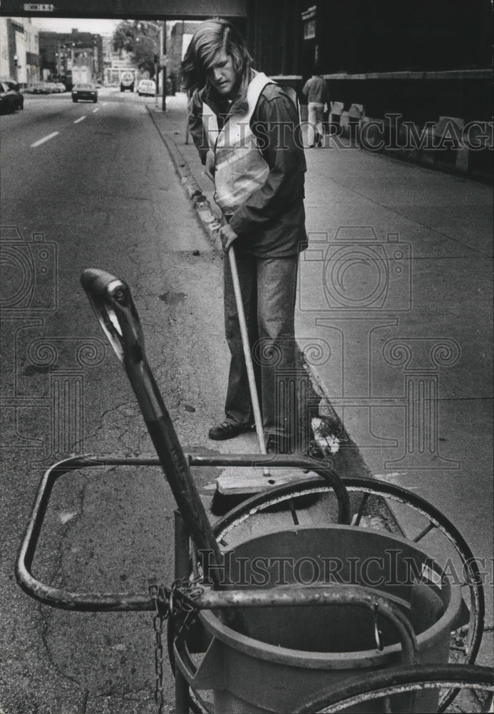 1975 Press Photo Bruce Mishler, working for Department Public Works, Milwaukee. - Historic Images